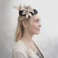 Bibi de cérémonie avec fleurs en cuir naturel