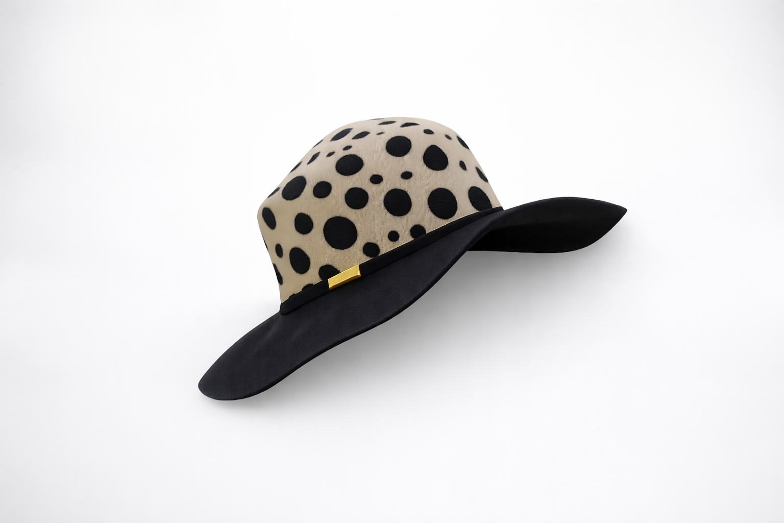 Capeline à pois beige et noir